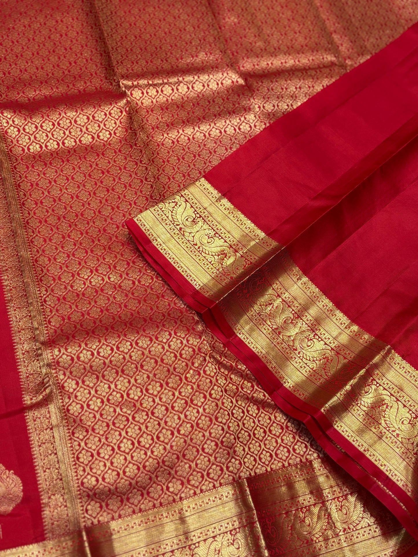 Elegant Red Kanchipuram Silk Saree Featuring Rich Golden Highlights