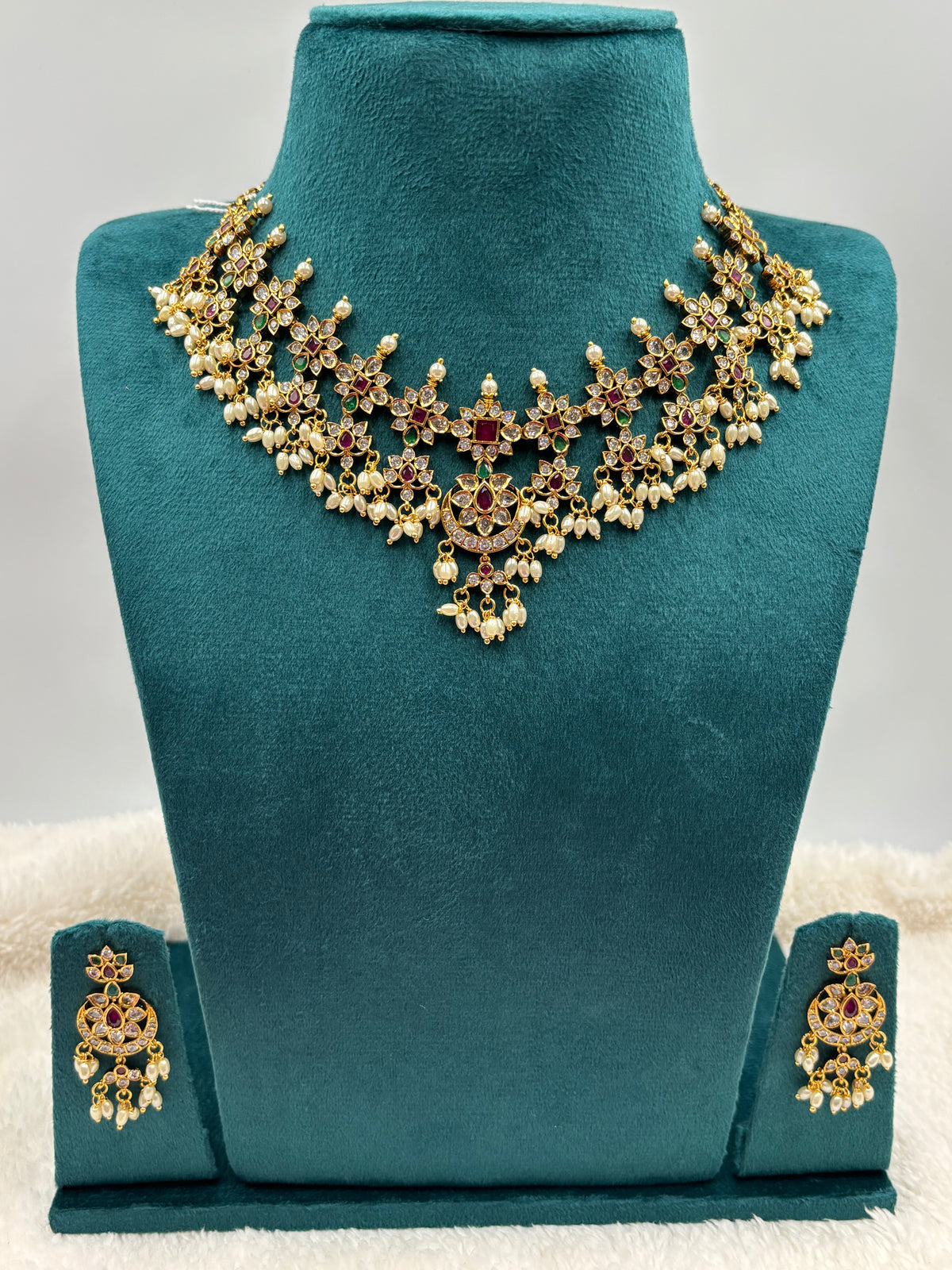 Elegant Floral‑Pattern Kemp Necklace – Green & Pink Stones with Rice Pearl Detailing