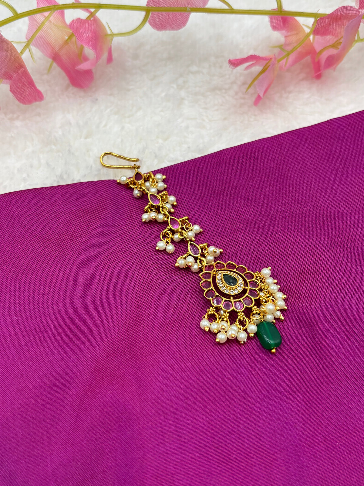 Elegant Kemp Stone Tikka – Traditional Design with Pearls