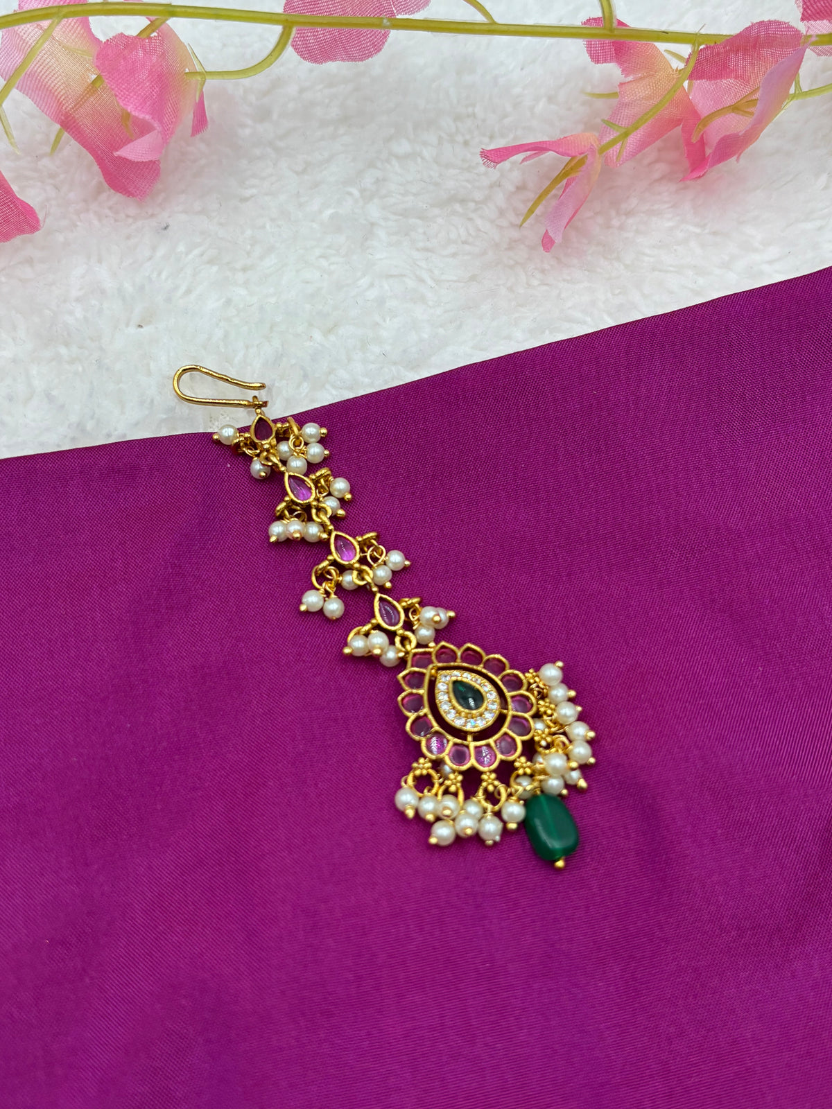 Elegant Kemp Stone Tikka – Traditional Design with Pearls