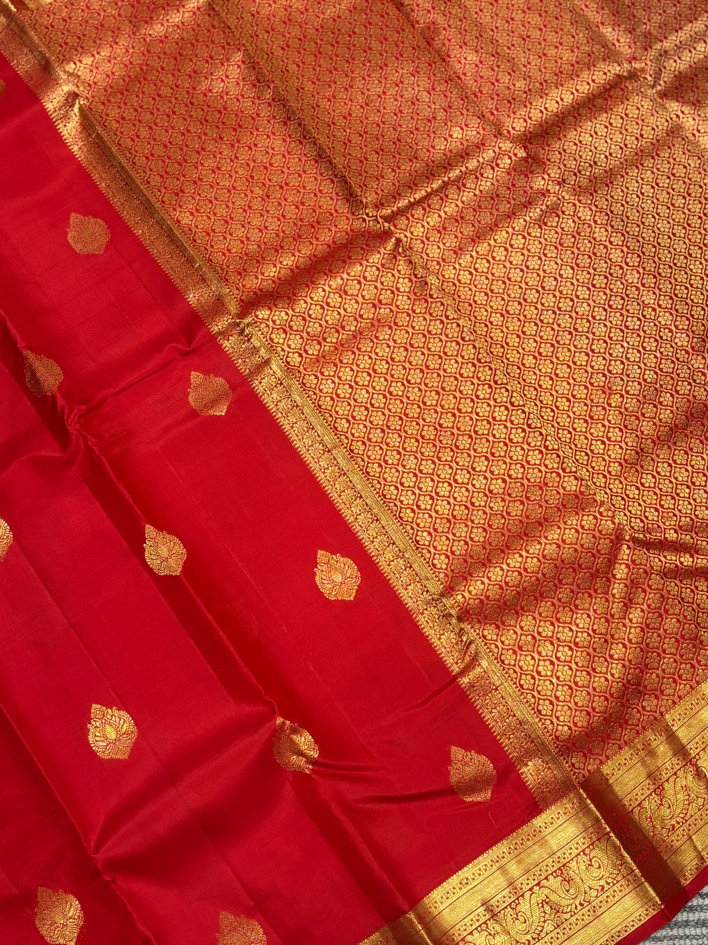 Elegant Red Kanchipuram Silk Saree Featuring Rich Golden Highlights