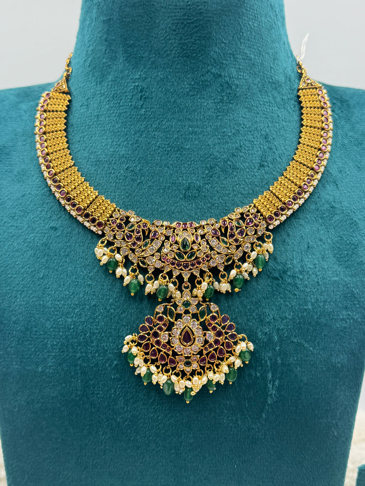 Elegant Temple‑Style Kemp Necklace Set with Pearl and Green Bead Detailing