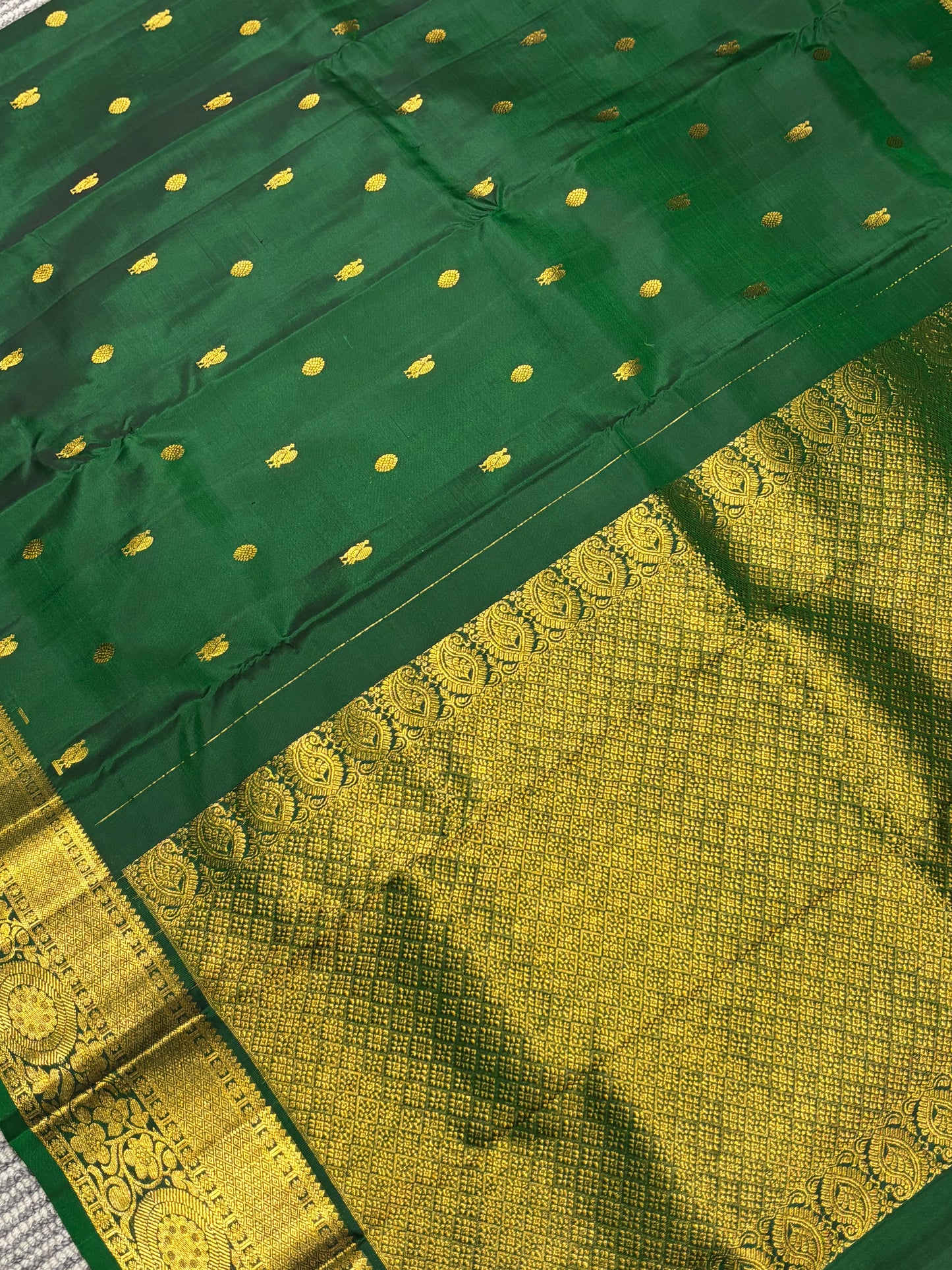 Rich Green Pure Kanchipuram Silk Saree with Classic Zari Accents and Heritage Weave Detailing