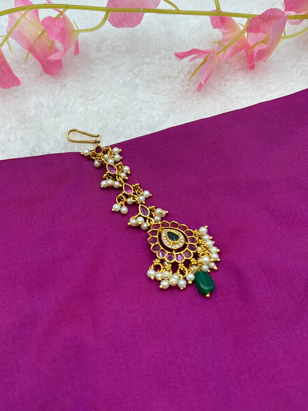 Elegant Kemp Stone Tikka – Traditional Design with Pearls