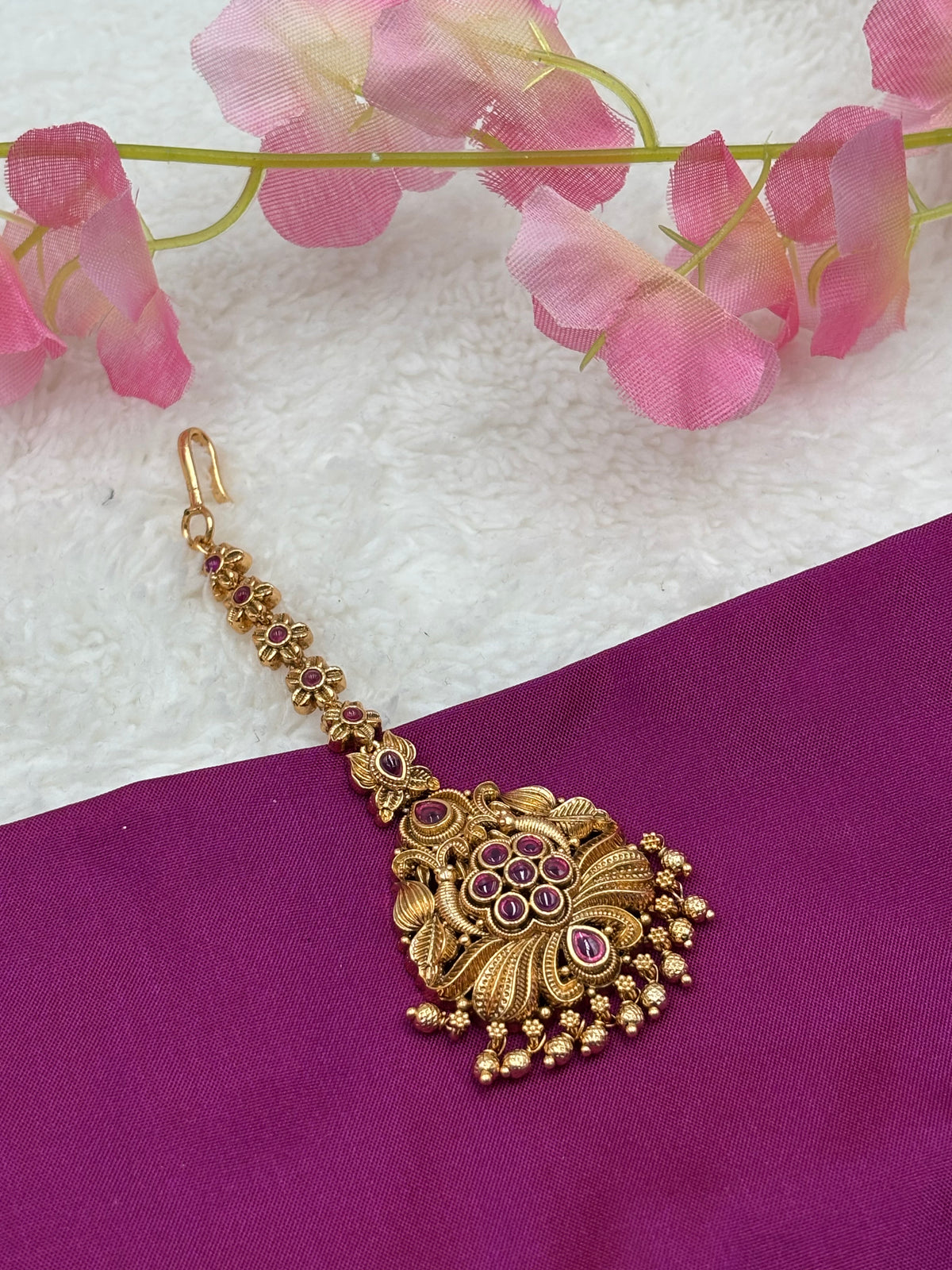 Matte Gold Finish Tikka with Pink Kemp Stones – Floral Design