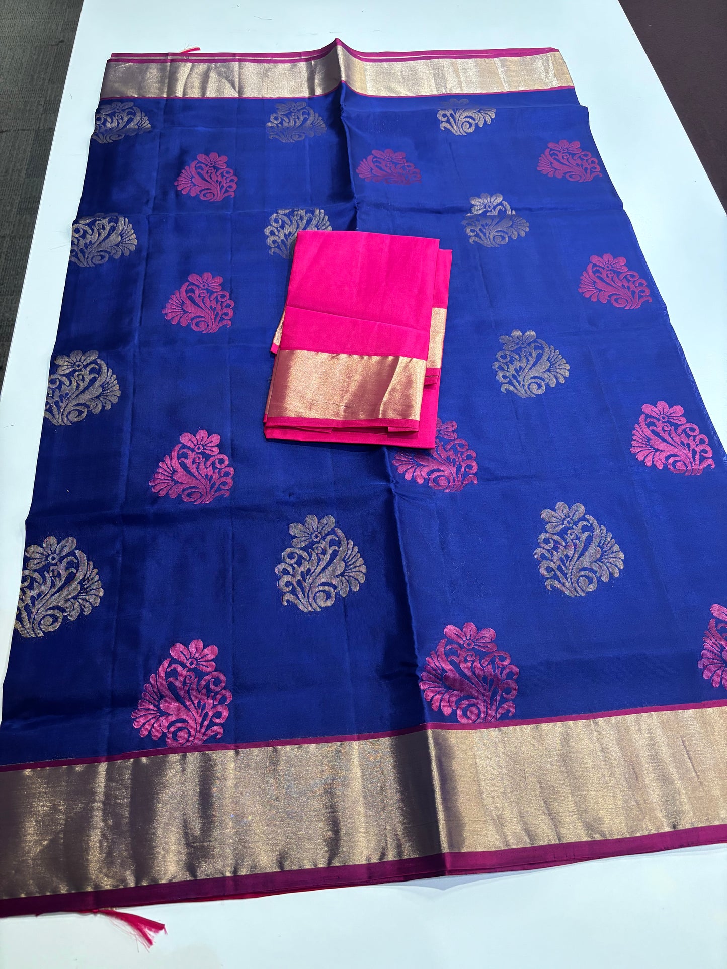 Kanchipuram Handwoven Pure Silk Saree – Royal Blue Body with Rani Pink Contrast Border and Pallu