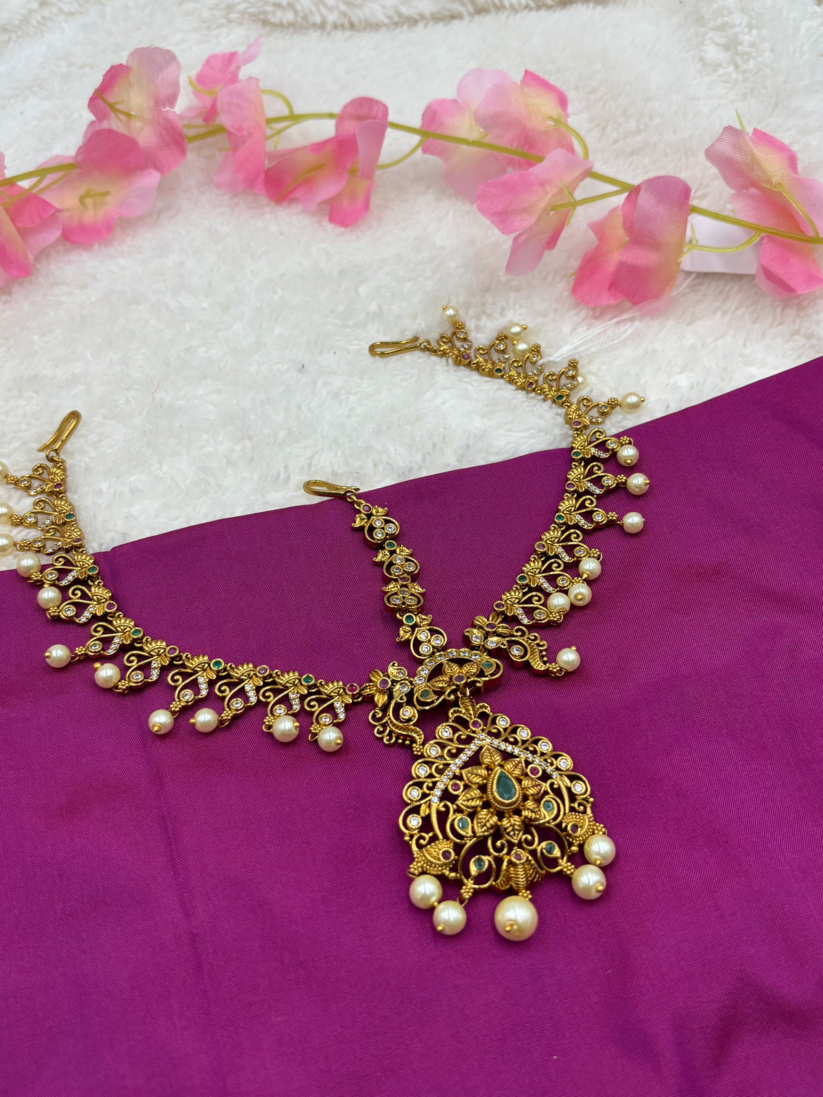 Traditional 3‑Layer Tikka – Matte Gold Finish with Pearls