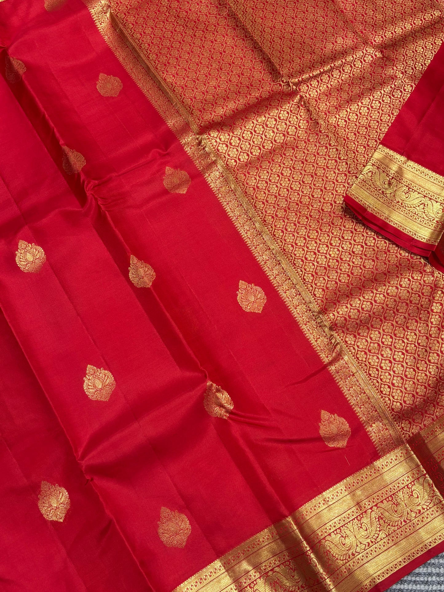 Elegant Red Kanchipuram Silk Saree Featuring Rich Golden Highlights