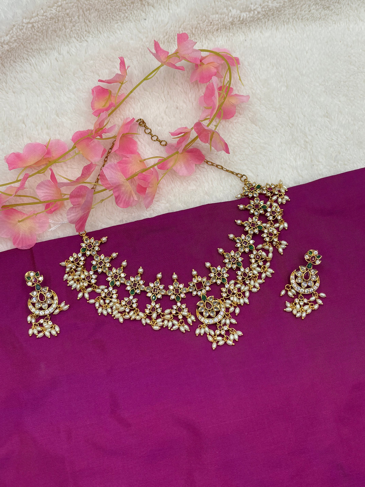 Elegant Floral‑Pattern Kemp Necklace – Green & Pink Stones with Rice Pearl Detailing