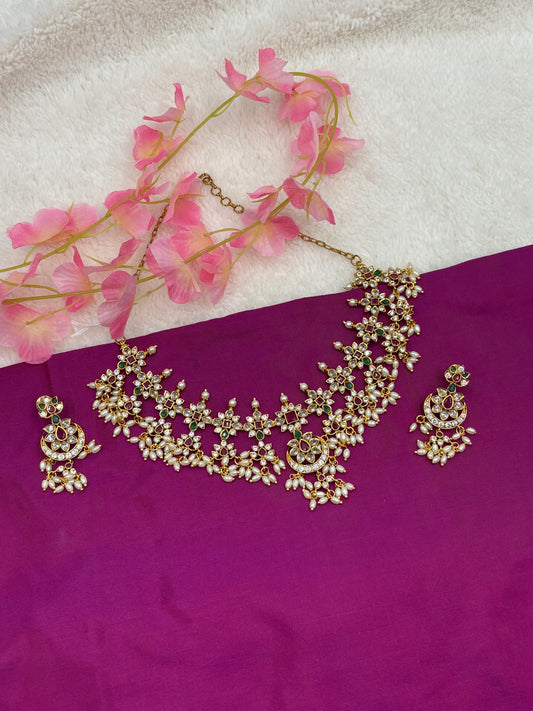 Elegant Floral‑Pattern Kemp Necklace – Green & Pink Stones with Rice Pearl Detailing