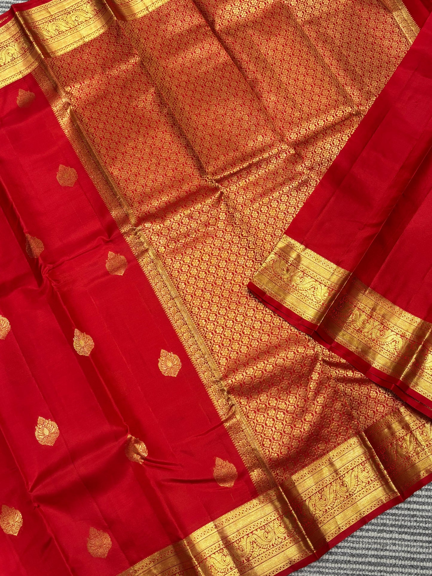 Elegant Red Kanchipuram Silk Saree Featuring Rich Golden Highlights