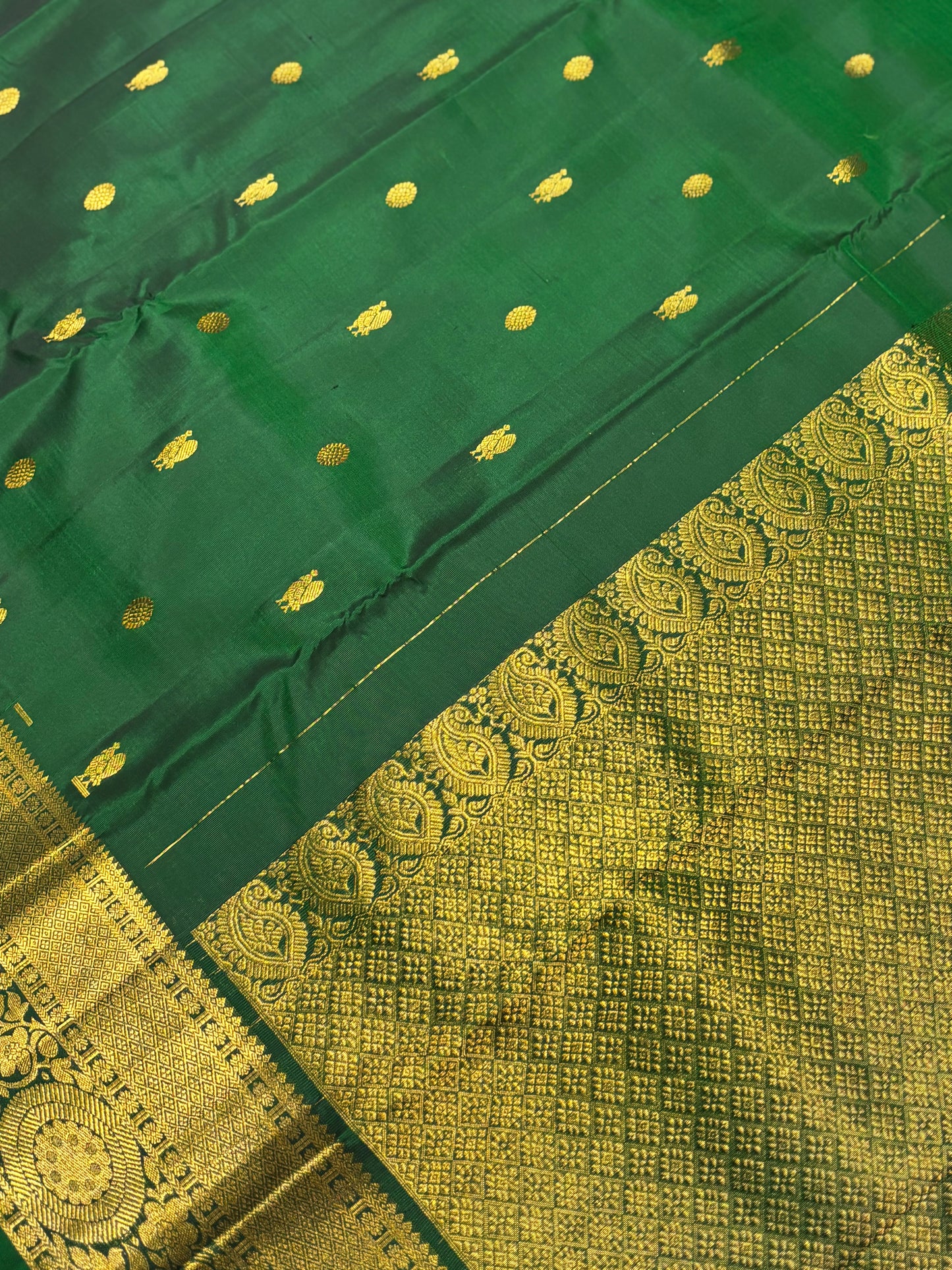 Rich Green Pure Kanchipuram Silk Saree with Classic Zari Accents and Heritage Weave Detailing