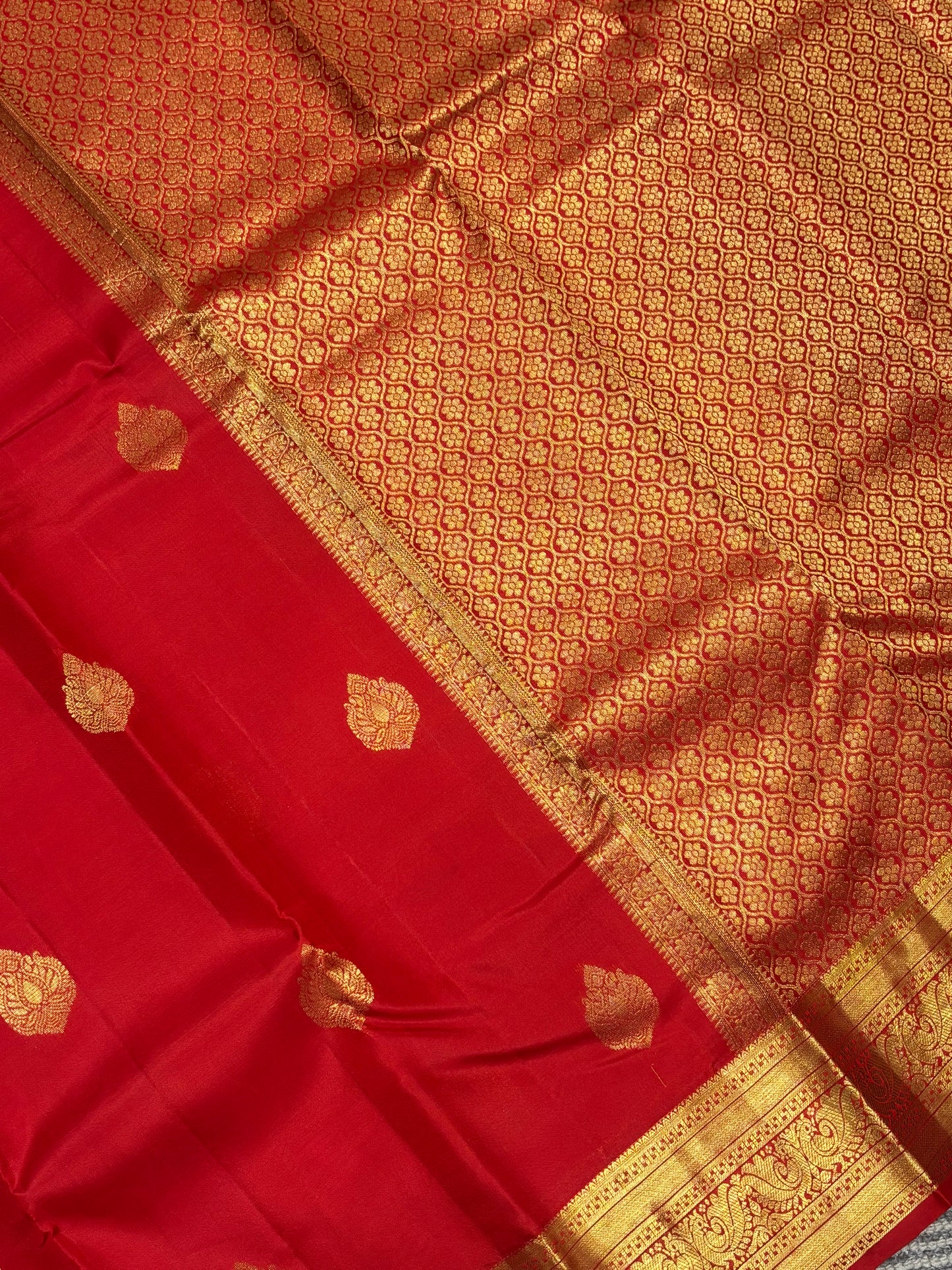 Elegant Red Kanchipuram Silk Saree Featuring Rich Golden Highlights