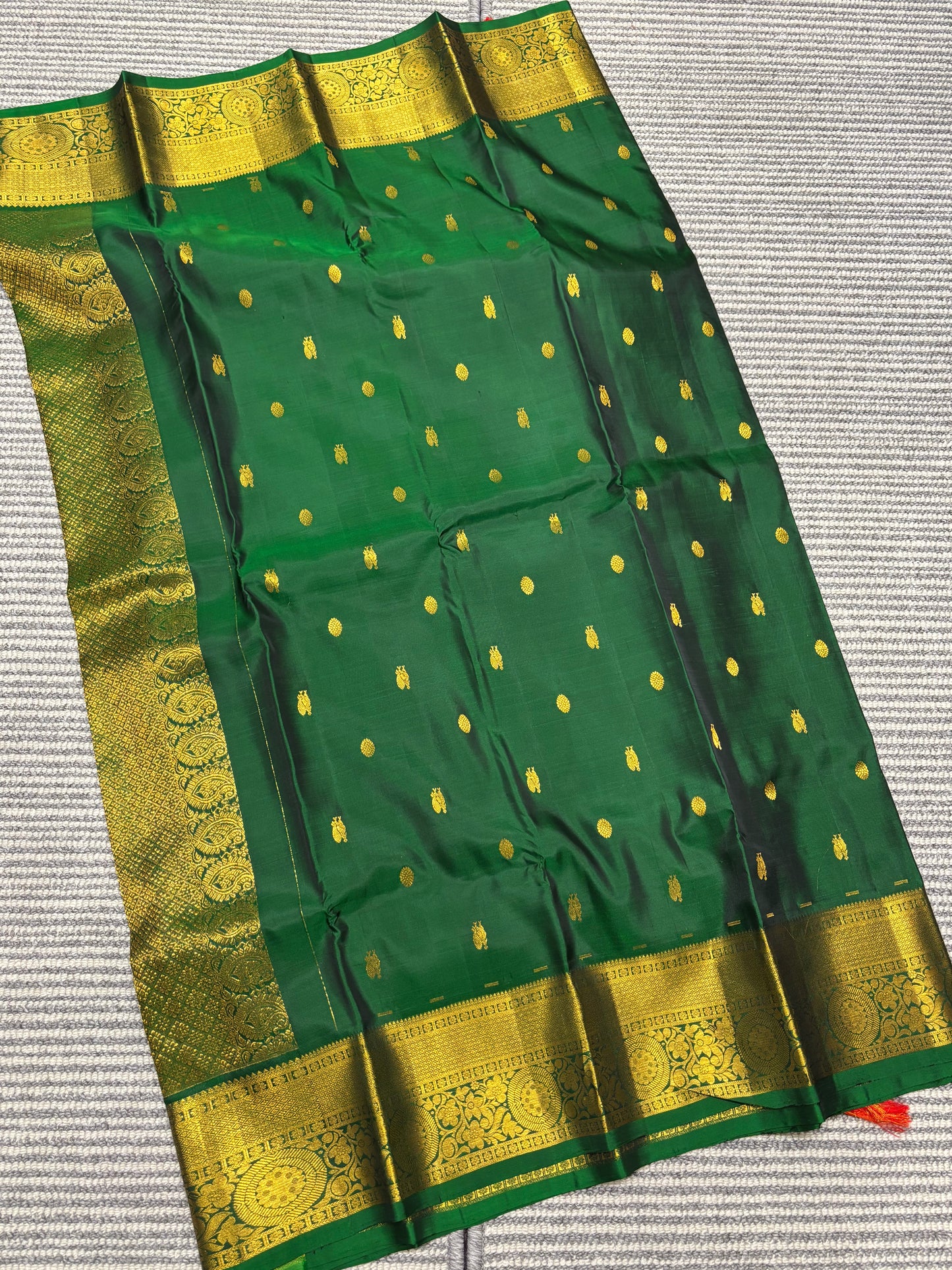 Rich Green Pure Kanchipuram Silk Saree with Classic Zari Accents and Heritage Weave Detailing